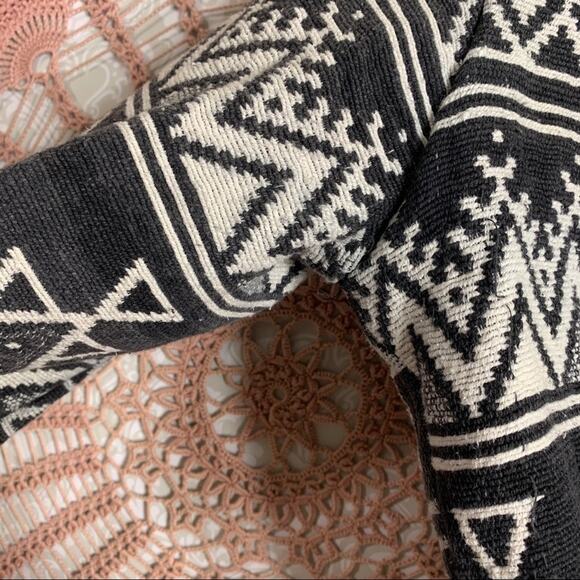 5/$30 New Identity Aztec Print Cropped Jacket S - Picture 4 of 5